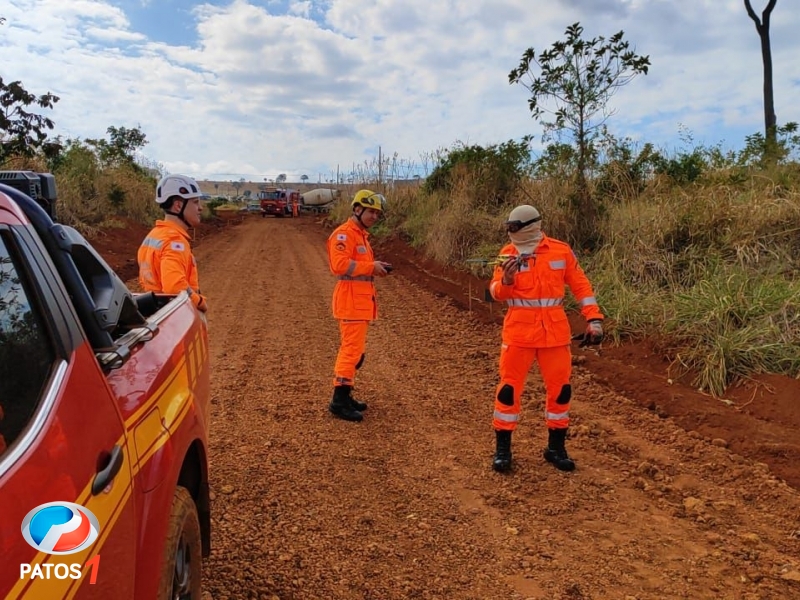 clique para ampliar Corpo de Bombeiros combate incêndio na Mata do Catingueiro em Patos de Minas
