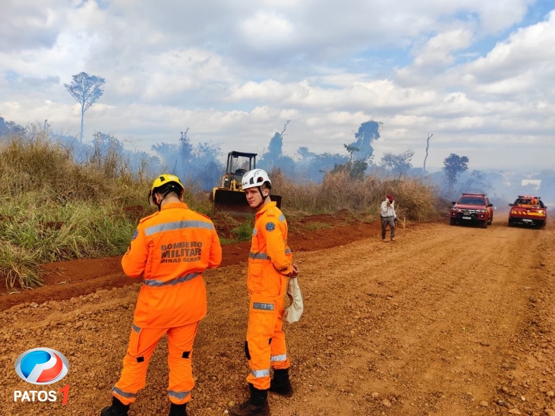clique para ampliar Corpo de Bombeiros combate incêndio na Mata do Catingueiro em Patos de Minas