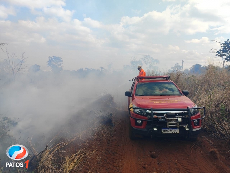 clique para ampliar Corpo de Bombeiros combate incêndio na Mata do Catingueiro em Patos de Minas