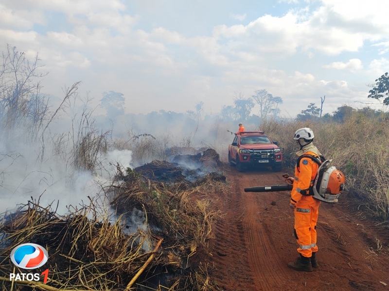 clique para ampliar Corpo de Bombeiros combate incêndio na Mata do Catingueiro em Patos de Minas
