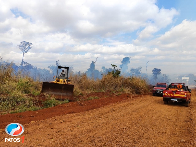 clique para ampliar Corpo de Bombeiros combate incêndio na Mata do Catingueiro em Patos de Minas