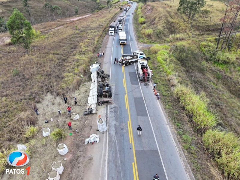 clique para ampliar Drone da PRF flagra pessoas saqueando café após capotamento de carreta na BR-262