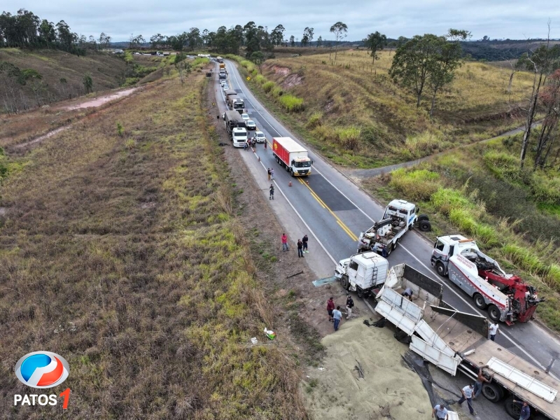 clique para ampliar Drone da PRF flagra pessoas saqueando café após capotamento de carreta na BR-262