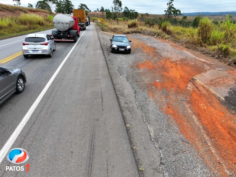 clique para ampliar Drone da PRF flagra pessoas saqueando café após capotamento de carreta na BR-262