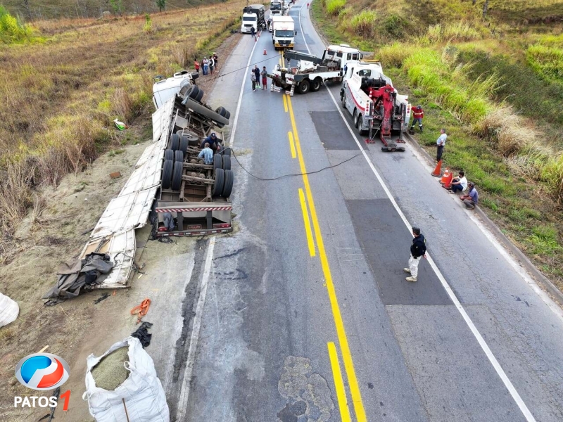 clique para ampliar Drone da PRF flagra pessoas saqueando café após capotamento de carreta na BR-262