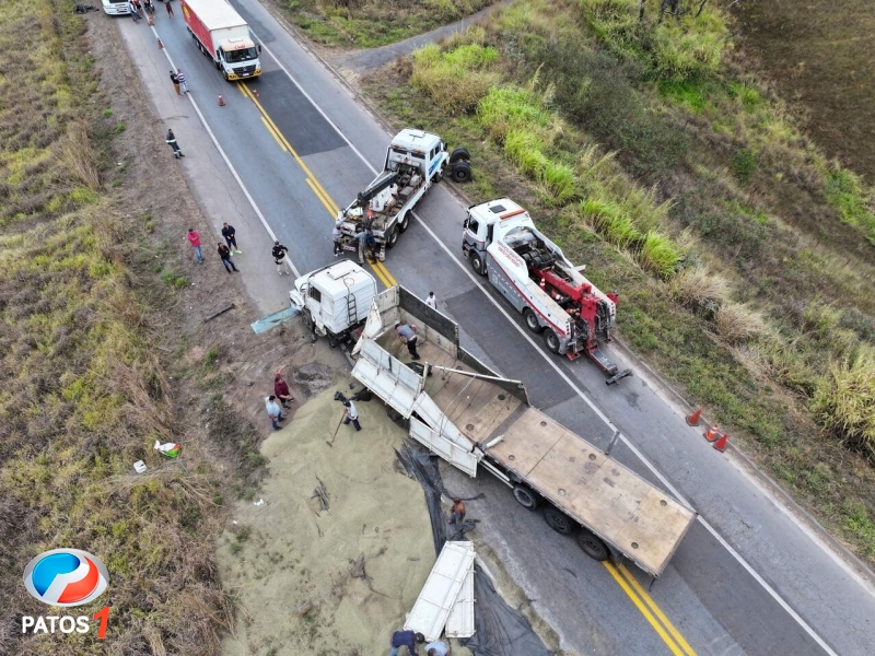 clique para ampliar Drone da PRF flagra pessoas saqueando café após capotamento de carreta na BR-262