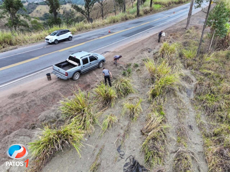 clique para ampliar Drone da PRF flagra pessoas saqueando café após capotamento de carreta na BR-262