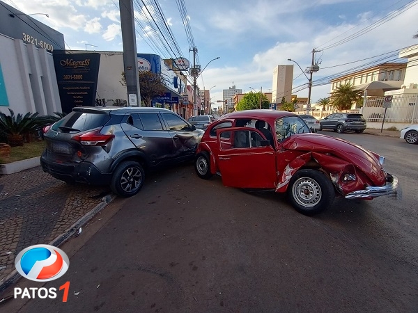 clique para ampliar Motorista de Fusca é arremessado para fora de veículo durante acidente em Patos de Minas