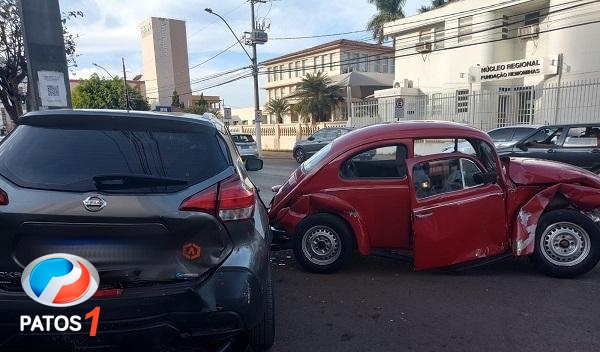 clique para ampliar Motorista de Fusca é arremessado para fora de veículo durante acidente em Patos de Minas