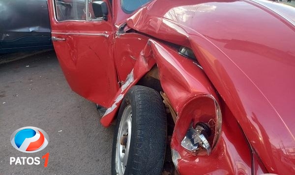 clique para ampliar Motorista de Fusca é arremessado para fora de veículo durante acidente em Patos de Minas
