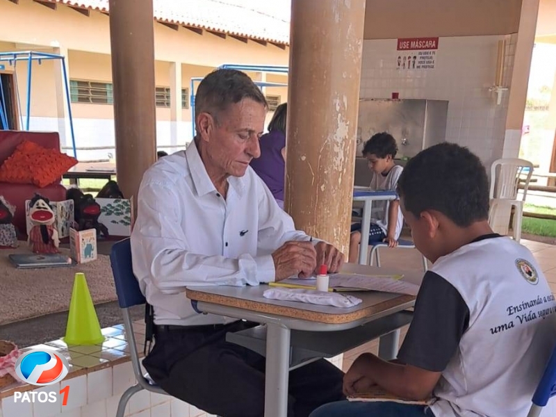 clique para ampliar Presidente da Câmara dos Vereadores de Lagoa Formosa participa do Projeto Blitz da Leitura na Escola Municipal Denise Luísa de Oliveira