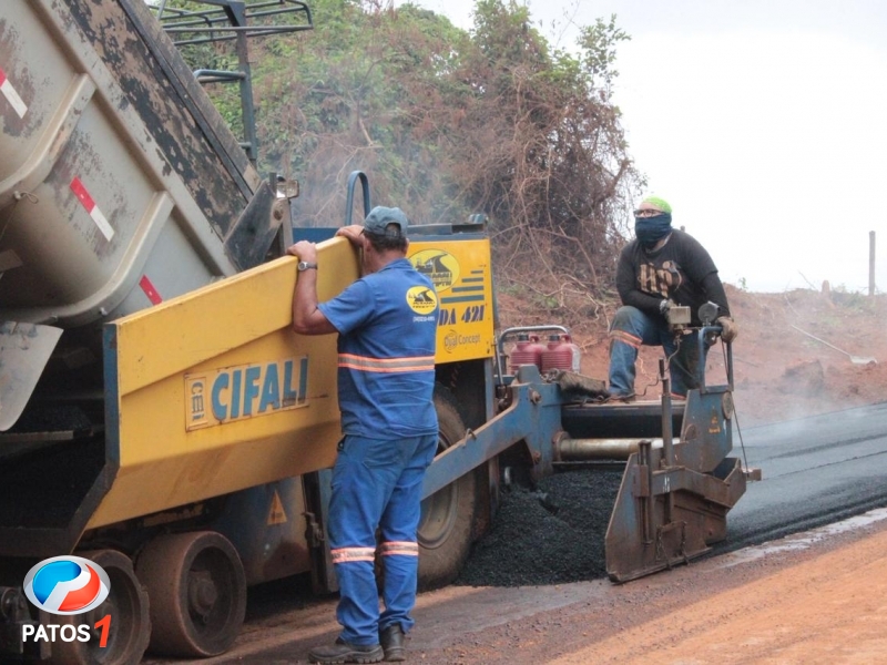 clique para ampliar Prefeitura de Lagoa Formosa continua com a pavimentação da estrada de Limeira e Serra da Josina é asfaltada