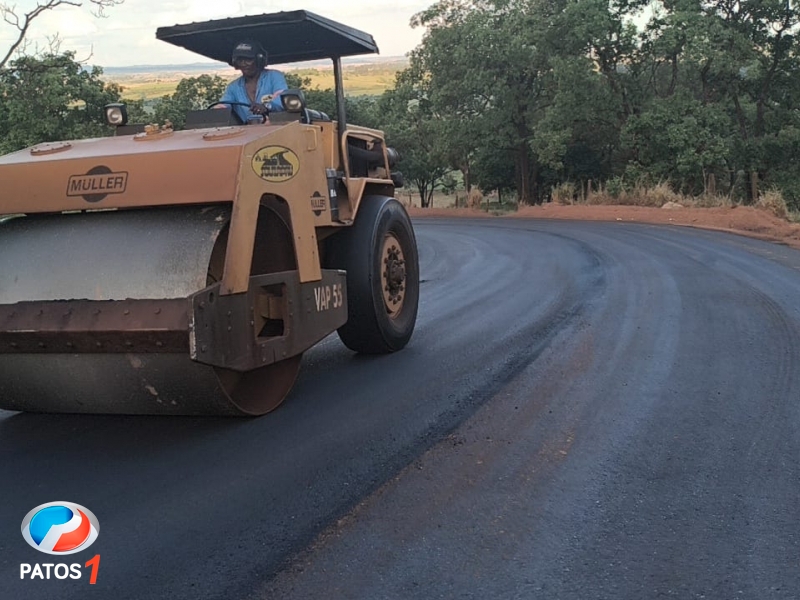 clique para ampliar Prefeitura de Lagoa Formosa continua com a pavimentação da estrada de Limeira e Serra da Josina é asfaltada