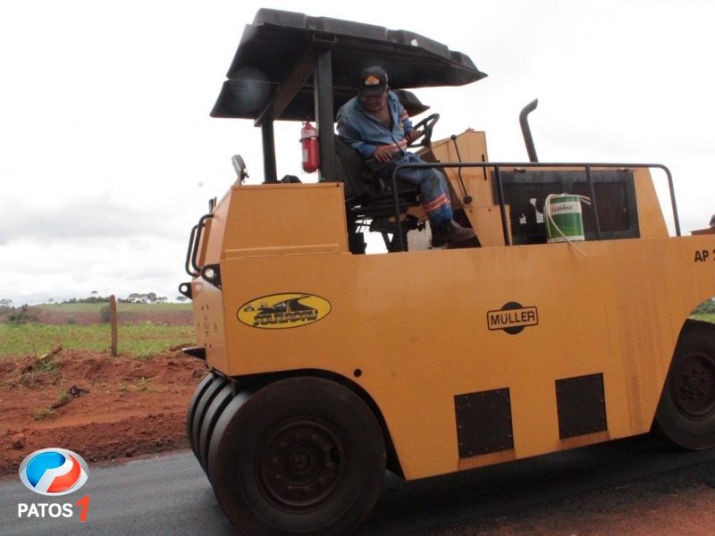 clique para ampliar Prefeitura de Lagoa Formosa continua com a pavimentação da estrada de Limeira e Serra da Josina é asfaltada