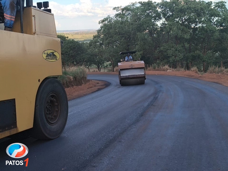 clique para ampliar Prefeitura de Lagoa Formosa continua com a pavimentação da estrada de Limeira e Serra da Josina é asfaltada