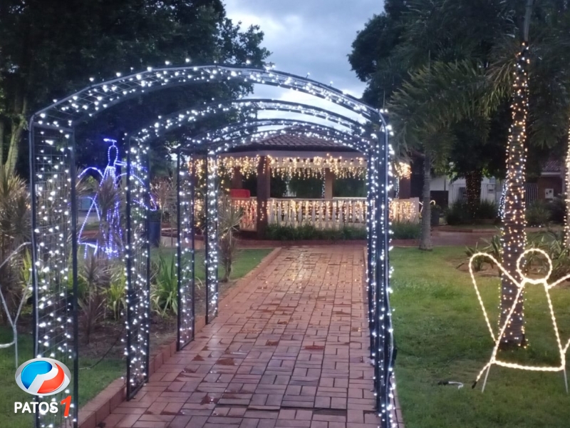 clique para ampliar Indivíduo com tornozeleira eletrônica furta dezenas de metros de fios de cobre da iluminação de Natal de Lagoa Formosa