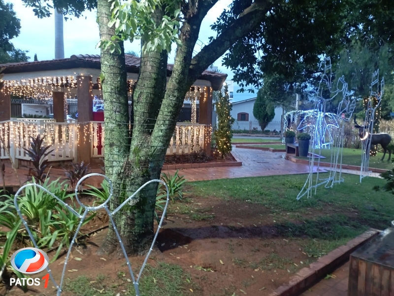 clique para ampliar Indivíduo com tornozeleira eletrônica furta dezenas de metros de fios de cobre da iluminação de Natal de Lagoa Formosa