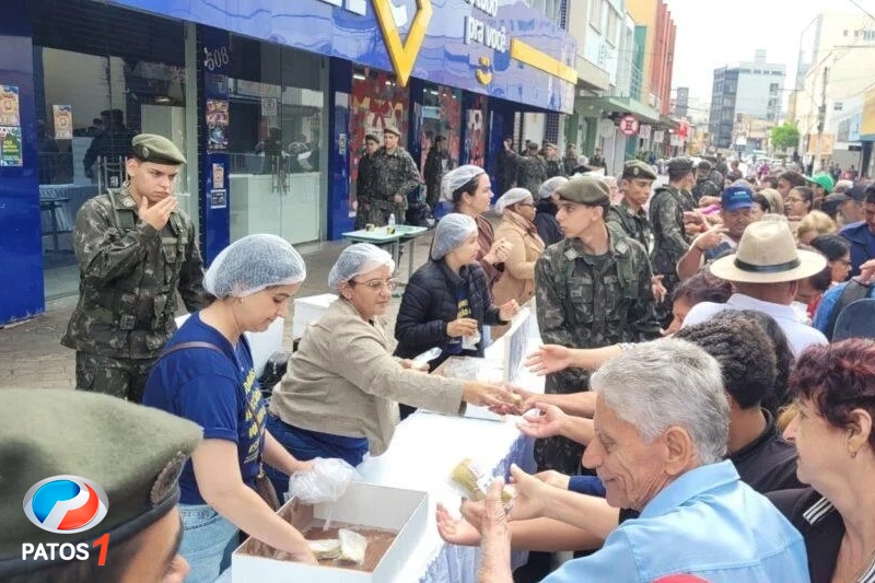clique para ampliar Distribuição de bolo, desfile e ato cívico marcam as comemorações dos 134 anos de Patos de Minas