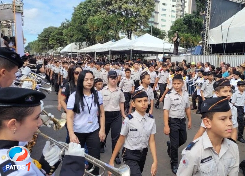 clique para ampliar Distribuição de bolo, desfile e ato cívico marcam as comemorações dos 134 anos de Patos de Minas