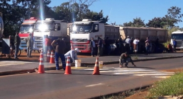 Manifestação de caminhoneiros continua na MGC-354 no município de Presidente Olegário Manifestação de caminhoneiros continua na MGC-354 no município de Presidente Olegário