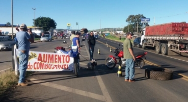 Caminhoneiros interditam BR 365 em Patos de Minas Caminhoneiros interditam BR 365 em Patos de Minas