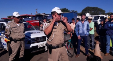 Caminhoneiros continuam com manifestação na MGC-354 em Presidente Olegário Caminhoneiros continuam com manifestação na MGC-354 em Presidente Olegário