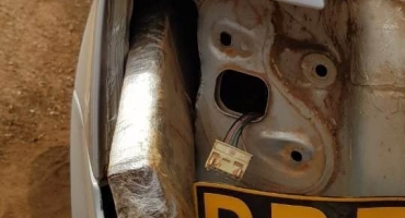 Tablete de maconha é encontrado escondido em lanterna de carro em Patos de Minas