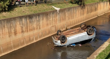 Veiculo cai no córrego do Monjolo em Patos de Minas após destruir barra de proteção