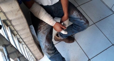 Com sintomas de embriaguez rapaz soca e quebra vidro do Hospital Regional