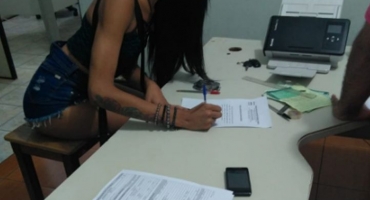 Travesti suspeito de praticar atos sexuais em local público é detido em Patos de Minas