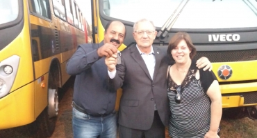 Lagoa Formosa recebe ônibus escolar através de indicação do deputado Hely Tarquinio Lagoa Formosa recebe ônibus escolar através de indicação do deputado Hely Tarquinio