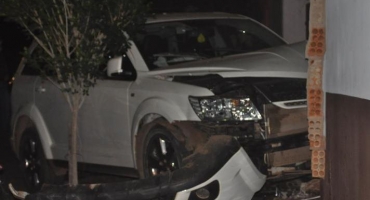 Motorista perde controle direcional e vai parar com carro dentro de imóvel em Patos de Minas