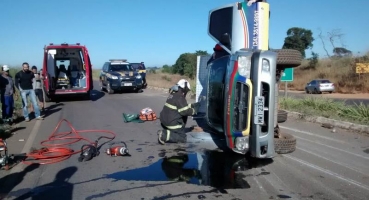 Caminhonete capota na BR-365 e mulher fica presa às ferragens; veja vídeo