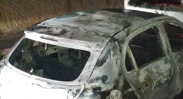 Homem incendeia carro da amásia na cidade de Patos de Minas
