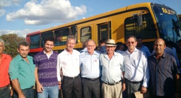 Através de indicações do Deputado Dr. Hely prefeituras recebem ônibus escolares e ambulância Através de indicações do Deputado Dr. Hely prefeituras recebem ônibus escolares e ambulância