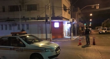 Bandidos explodem caixas eletrônicos de agência do Itaú em Presidente Olegário