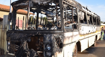 Ônibus é incêndiado durante a madrugada na cidade de Lagoa Formosa