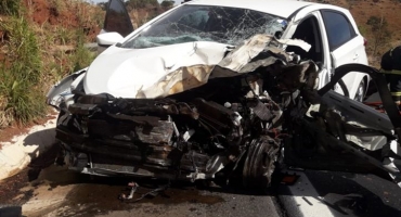 Acidente envolvendo automóvel e caminhão na BR-365 deixa mulher de 28 anos com sofre fratura exposta