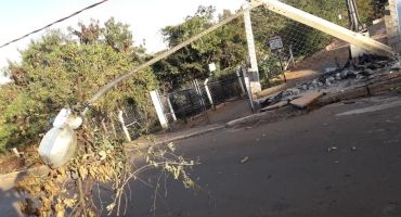 Lagoa Formosa: motorista com sintomas de embriaguez derruba poste de iluminação pública