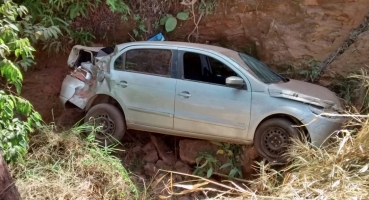 pai e filha escapam sem ferimentos após veículo cair em ribanceira na BR-354