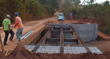 Ampliação da ponte sobre o córrego do Sapé em Lagoa Formosa entra em fase final