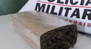 Rapaz rouba bolsa de idosa e compra meio quilo de maconha com dinheiro do assalto Rapaz rouba bolsa de idosa e compra meio quilo de maconha com dinheiro do assalto