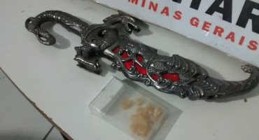 PM flagra homem preparando pedras de crack em imóvel na cidade de Patos de Minas PM flagra homem preparando pedras de crack em imóvel na cidade de Patos de Minas