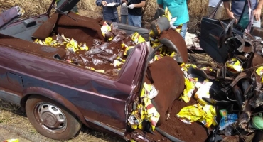 Grave acidente entre carreta e veículo de passeio na BR-354 deixa dois mortos Grave acidente entre carreta e veículo de passeio na BR-354 deixa dois mortos