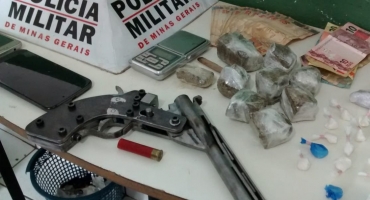 Polícia Militar cumpre mandado e prende casal com arma e drogas em Patos de Minas Polícia Militar cumpre mandado e prende casal com arma e drogas em Patos de Minas