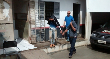 Suspeitos de assalto e receptação presos após perseguição com troca de tiros com a polícia são apresentados Suspeitos de assalto e receptação presos após perseguição com troca de tiros com a polícia são apresentados