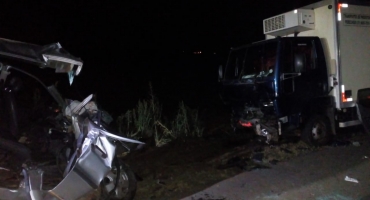 Colisão frontal entre caminhão e automóvel na MG 230 deixa várias pessoas feridas Colisão frontal entre caminhão e automóvel na MG 230 deixa várias pessoas feridas