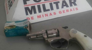 Idosa é levada para a delegacia após se desentender com vizinho e efetuar disparo para o alto Idosa é levada para a delegacia após se desentender com vizinho e efetuar disparo para o alto