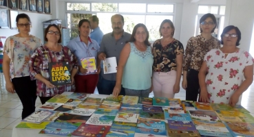 Secretaria de educação de Lagoa Formosa entrega kits para as escolas municipais Secretaria de educação de Lagoa Formosa entrega kits para as escolas municipais