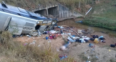 Ônibus cai em ribanceira e deixa mortos e feridos na BR-146 Ônibus cai em ribanceira e deixa mortos e feridos na BR-146